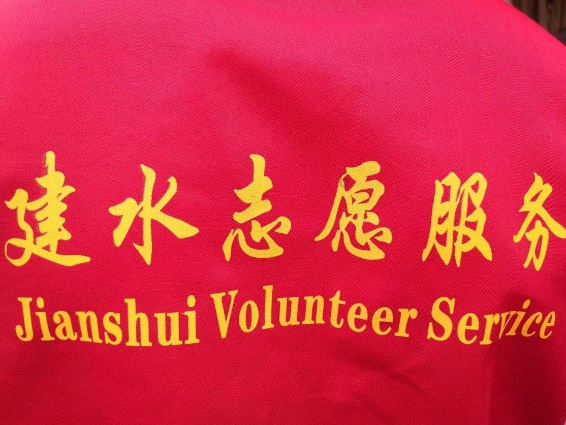 逃离黑与白的房间